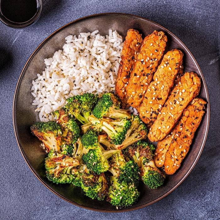 Fried tempeh with rice and broccoli